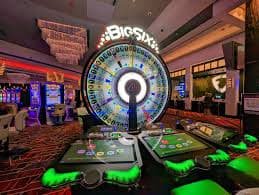 Ilustrasi penggemar permainan sportsbook dan kasino online di Indonesia yang menikmati akses mobile mudah